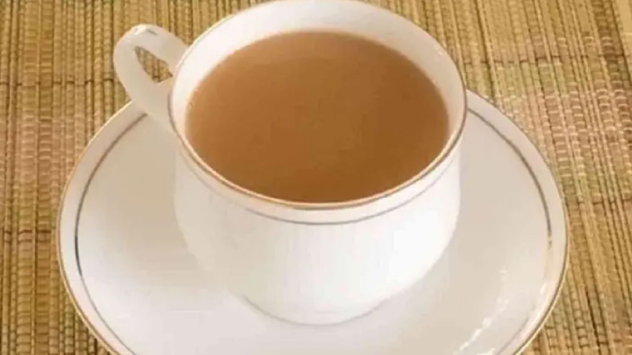 सकाळचा चहा तुमच्या शरीरावर खूप जलद परिणाम करतो. अशा स्थितीत कॅफिन शरीरात खूप वेगाने विरघळते, त्यामुळे हृदयाचे ठोके वाढू शकतात.