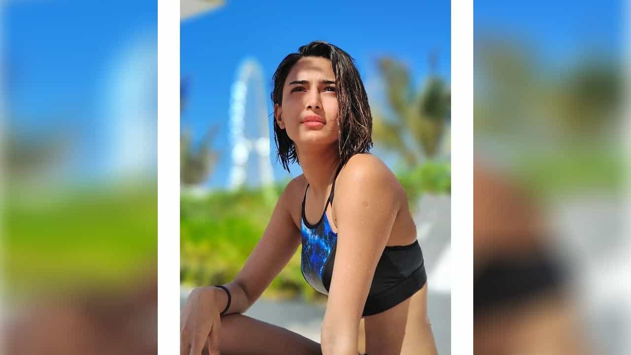 टीव्ही पडद्यावर ‘सुसंस्कृत सुने’ची भूमिका साकारून अभिनेत्री एरिका फर्नांडिसला घराघरात ओळख मिळाली. पडद्यावर साडी आणि पंजाबी सूट घालून वावरणारी एरिका खऱ्या आयुष्यात मात्र खूप बोल्ड आहे.