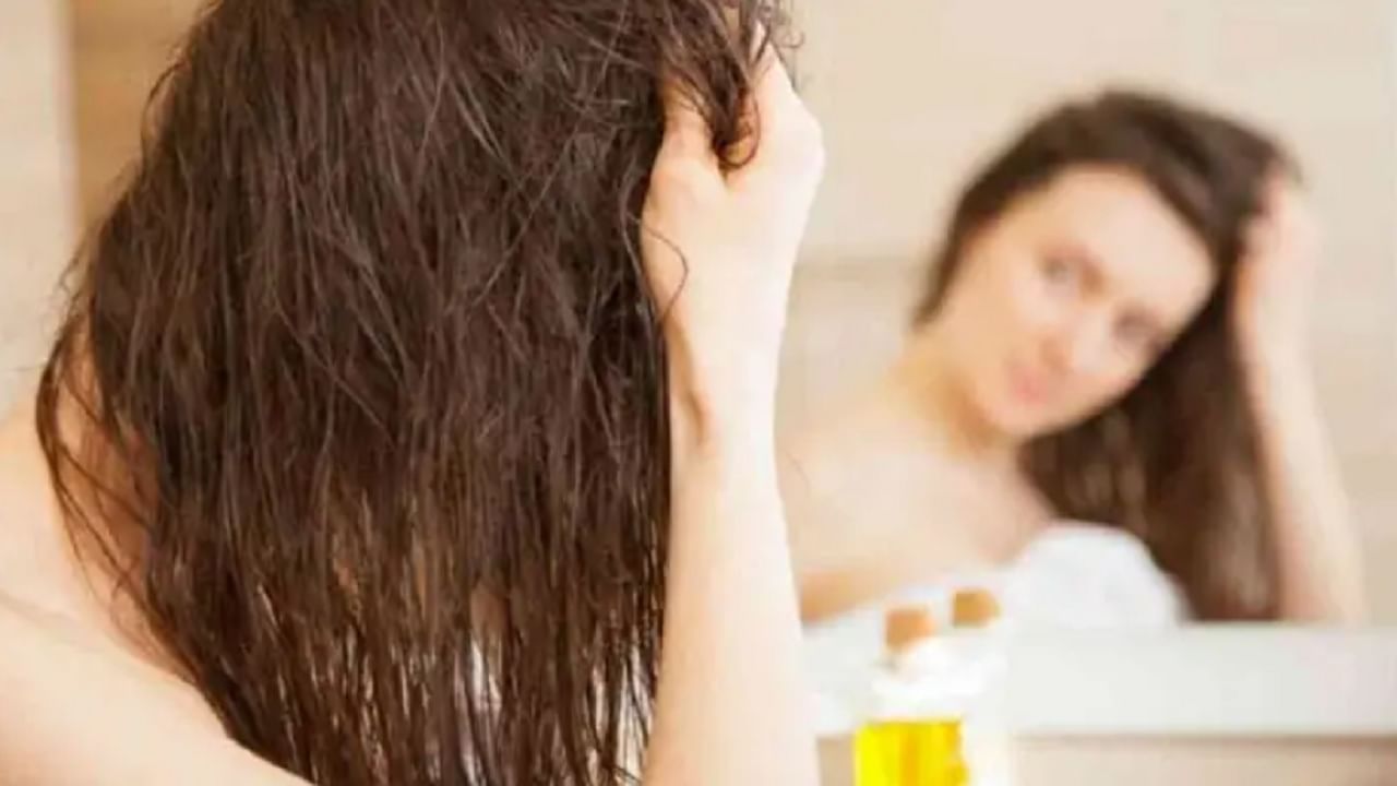 हिवाळ्यात कोरडेपणा मोठ्या प्रमाणात वाढतो. अशा स्थितीत फक्त त्वचेवरच नाहीतर याचा परिणाम आपल्या केसांवर देखील होतो. लांब केसांमुळे मुलींना रोज केस धुणे शक्य होत नाही. अशा परिस्थितीमध्ये आपण काही घरगुती उपाय केले पाहिजेत. 