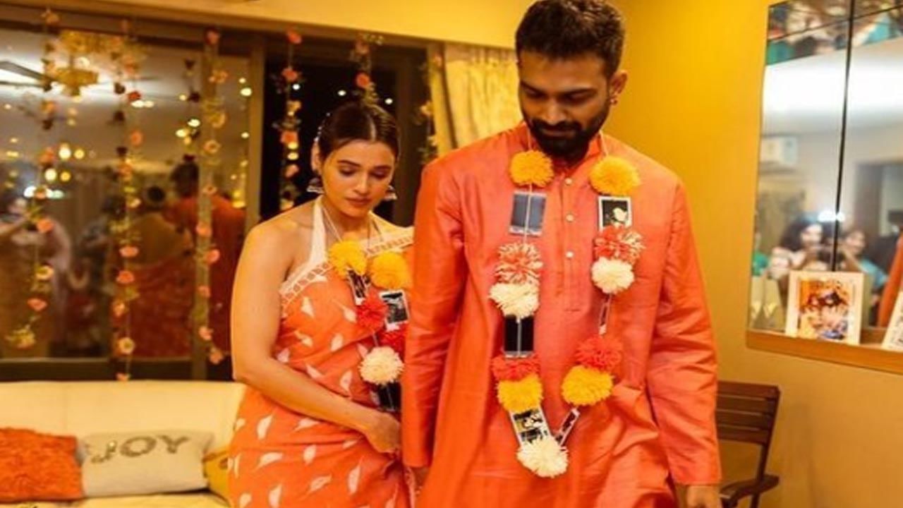 Shalmali Kholgade Wedding | फोटोंचा हटके हार, गायिका शाल्मली खोलगडे अडकली विवाह बंधनात!