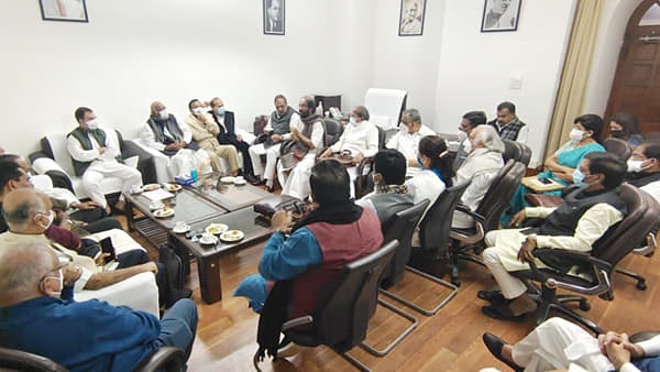 खासदारांचं निलंबन मागे घेतलं नाही तर अधिवेशनावर बहिष्कार टाकणार; विरोधक आक्रमक