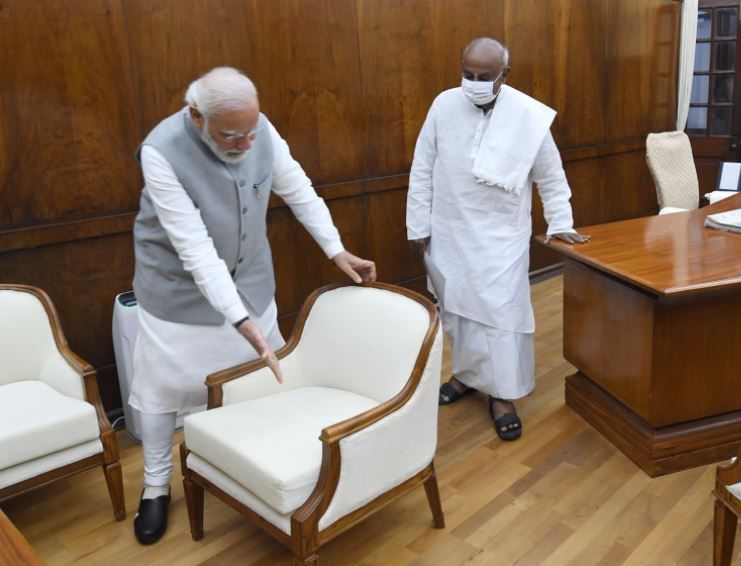 PM Modi: जेव्हा नरेंद्र मोदींनी माजी पंतप्रधानांचा हात हातात घालून खुर्ची दाखवली!