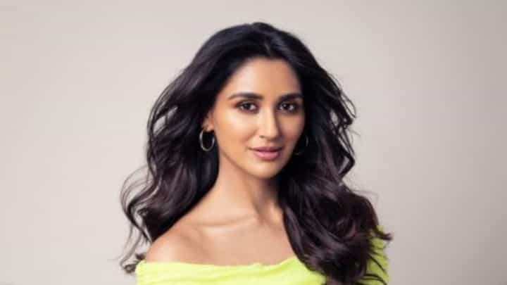 अभिनेत्री निकीता दत्ताचा फोन चोरट्यांनी पळवला अभिनेत्री निकीता दत्ताचा फोन चोरट्यांनी पळवला