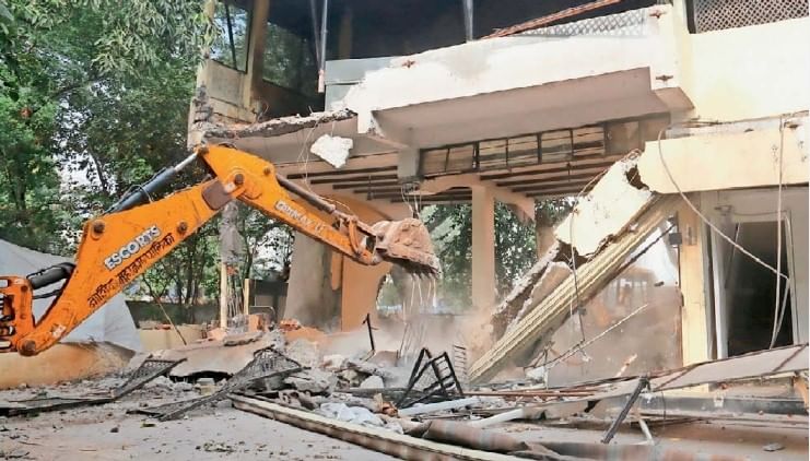 हायकोर्टाच्या सुनावणीपूर्वीच मॉडर्न कॅफे जमीनदोस्त; नाशिकमध्ये महापालिका आयुक्तांची वादग्रस्त कारवाई हायकोर्टाच्या सुनावणीपूर्वीच मॉडर्न कॅफे जमीनदोस्त; नाशिकमध्ये महापालिका आयुक्तांची वादग्रस्त कारवाई