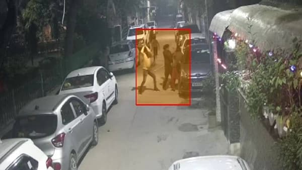 Video | रस्त्याच्या कडेला टोळकं दबा धरुन बसलं, गाडीतून उतरताच लाठ्याकाठ्यांनी महिलेला बदडलं, पोलिसात तक्रार