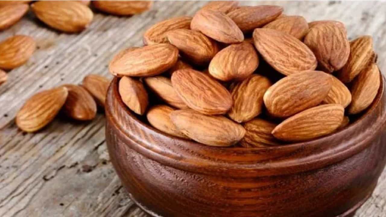 आरोग्य तज्ज्ञांच्या मते बदाम रात्रभर भिजत ठेवा आणि सकाळी सोलून त्याचे सेवन करा. यामुळे आपल्या आरोग्याला अनेक फायदे होतो.