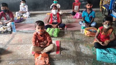 शालेय विद्यार्थ्यांच्या पाठीवरील पुस्तकांचा भार कमी होणार; एक पाठ्यपुस्तक योजना सुरु होणार