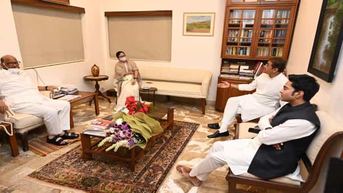 ममता बॅनर्जी आणि शरद पवारांमध्ये राजकीय खलबतं! काँग्रेस सोडून तिसरी आघाडी की काँग्रेस सोबतच यूपीए ?