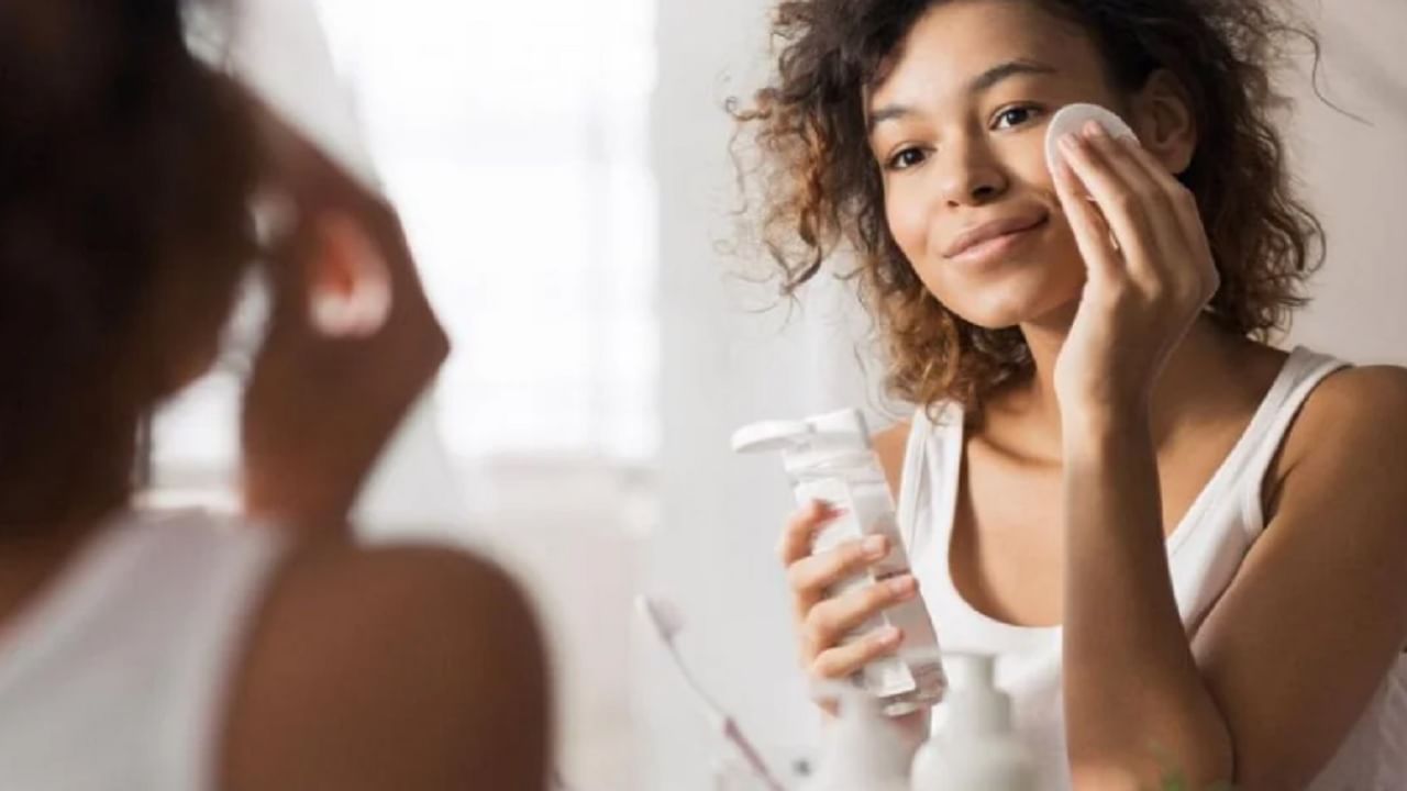 दररोज रात्री दुधाने चेहरा साफ करणे आपल्या त्वचेसाठी फायदेशीर आहे. हे एक उत्तम क्लिन्झर म्हणून काम करते. मेकअप काढण्यासाठी आणि झोपण्यापूर्वी चेहरा पूर्णपणे स्वच्छ करण्यासाठी तुम्ही दुधाचा क्लिन्झर म्हणून वापर करू शकता. 