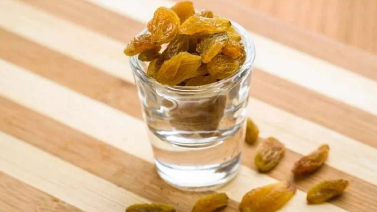 सर्व रोग्यांपासून दूर राहून निरोगी जीवन जगाचे असेल तर रोगप्रतिकारक शक्ती मजबूत असणे खूप आवश्यक आहे. विशेष म्हणजे दही आणि मनुका हे रोगप्रतिकारक शक्ती वाढवण्यास मदत करतात.