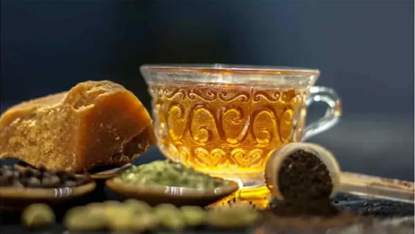 शरीरातील ऊर्जा वाढवण्यासाठी आपण गुळाच्या पाण्याचे सेवन करू शकतो. यामुळे तुमचा थकवा दूर होतो. गुळ एक जटिल कार्बोहायड्रेट असल्याने शरीराला त्वरित ऊर्जा मिळते. आपण आपल्या दररोजच्या आहारामध्ये साखरेऐवजी गुळाचा समावेश करायला हवा.