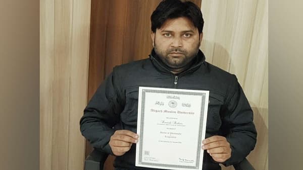 मोदींची स्तुती करणं पडलं महागात, विद्यापीठाचे विद्यार्थ्याला पीएचडीची पदवी परत करण्याचे फर्मान