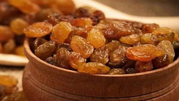 अॅसिडिटीची समस्या दूर करण्यासाठी मनुके खूप फायदेशीर आहेत. यासाठी एक मूठभर मनुके पाण्यात रात्री भिजत घाला आणि दुसऱ्या दिवशी सकाळी रिकाम्या पोटी त्यांचे सेवन करा. यामुळे अॅसिडिटीची समस्या दूर होते.