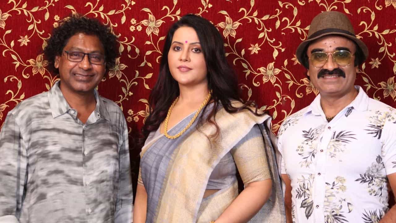 पुन्हा एकदा ऐकायला मिळणार अमृता फडणवीसांच्या आवजाची जादू, आगामी मराठी चित्रपटासाठी गायलं गाणं!