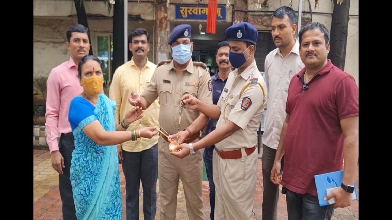 सीसीटीव्हीच्या सहाय्याने तासाभरात शोधली रिक्षा, त्या महिलेचे दागिने मानपाडा पोलिसांनी परत केले सीसीटीव्हीच्या सहाय्याने तासाभरात शोधली रिक्षा, त्या महिलेचे दागिने मानपाडा पोलिसांनी परत केले