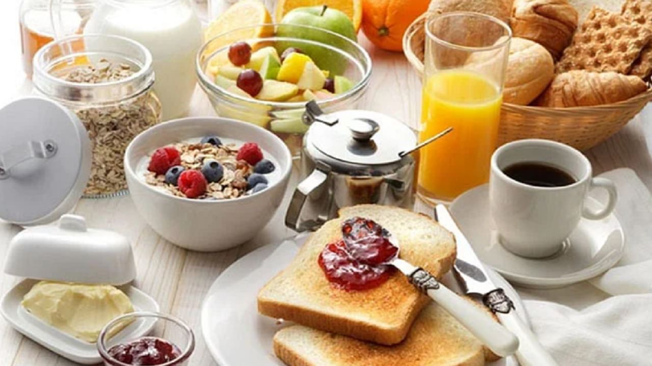 आपला सकाळचा नाश्ता आरोग्यासाठी खूप महत्वाचा आहे. कारण यामुळे आपल्याला संपूर्ण दिवसाची ऊर्जा मिळते. नाश्ता वगळल्याने वजन कमी होत नाही. उलट त्यामुळे अधिक शारीरिक समस्या निर्माण होतात. नेहमी 10 वाजेपर्यंत नाश्ता करा. नाश्त्यामध्ये नेमक्या कोणत्या पदार्थांचा समावेश केला पाहिजे हे आपण आज बघणार आहोत. 