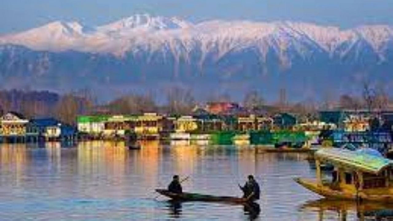 श्रीनगर हे जोडप्यांसाठी नेहमीच आवडते ठिकाण आहे. जर तुम्ही श्रीनगरला तुम्ही तुमच्या जोडीदारासोबत सुंदर क्षण जगू शकता. येथील दल सरोवरावर तुम्ही जास्त मजा करू शकता. जर तुम्हाला गर्दीपासून दूर जायच असेल तर तुम्ही येथे नक्की जावू शकता.