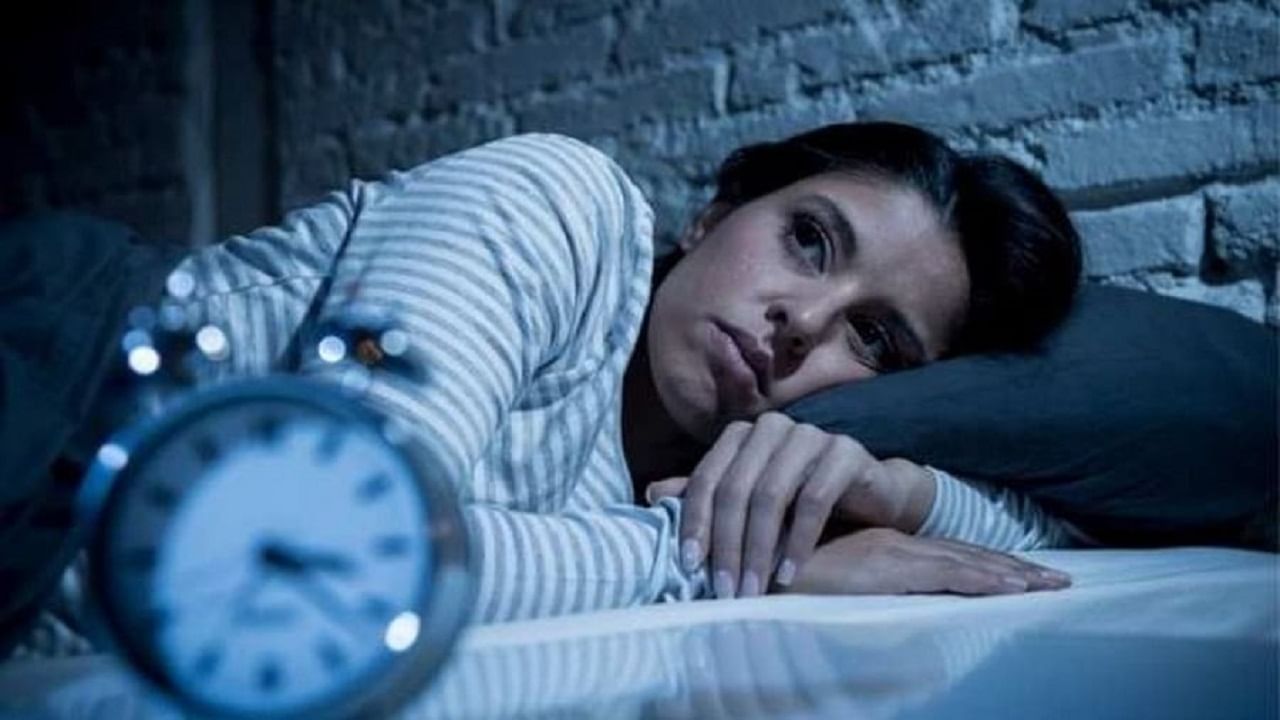 Sleep Tips | रात्री झोपताना विचारांचं काहूर माजतं?, हे उपाय करुन पाहा Sleep Tips | रात्री झोपताना विचारांचं काहूर माजतं?, हे उपाय करुन पाहा