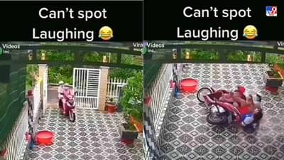 Video: स्कूटी पार्क करताना स्टंट करण्याचा प्रयत्न, स्कूटी घसरली आणि त्यानंतर नेटकरी पोट धरुन हसले!