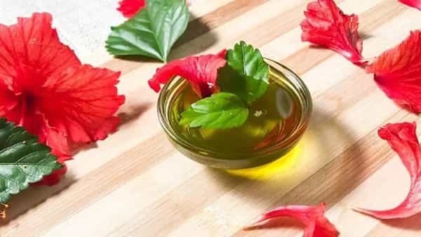 जास्वंदाच्या फुलाचे तेल केसांच्या वाढीसाठी खूप फायदेशीर आहे. हे तेल केसगळती थांबवते आणि केसांना आतून मजबूत करण्यास मदत करते.
