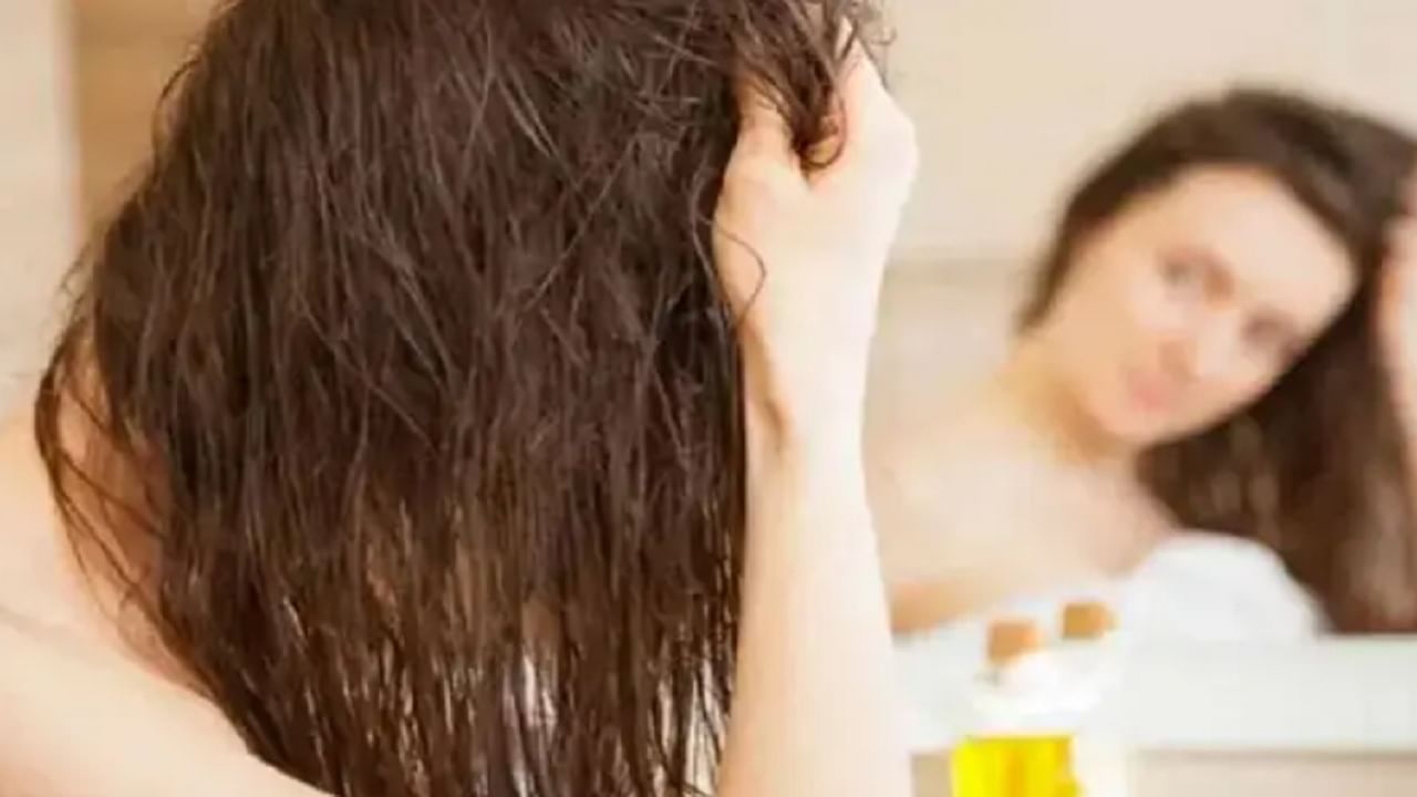 कांद्याचा रस देखील आपल्या केसांसाठी अत्यंत फायदेशीर आहे. कांद्याच्या रसामध्ये खोबरेल तेल मिक्स करून केसांना लावल्याने केसांच्या अनेक समस्या दूर होण्यास मदत होते. 