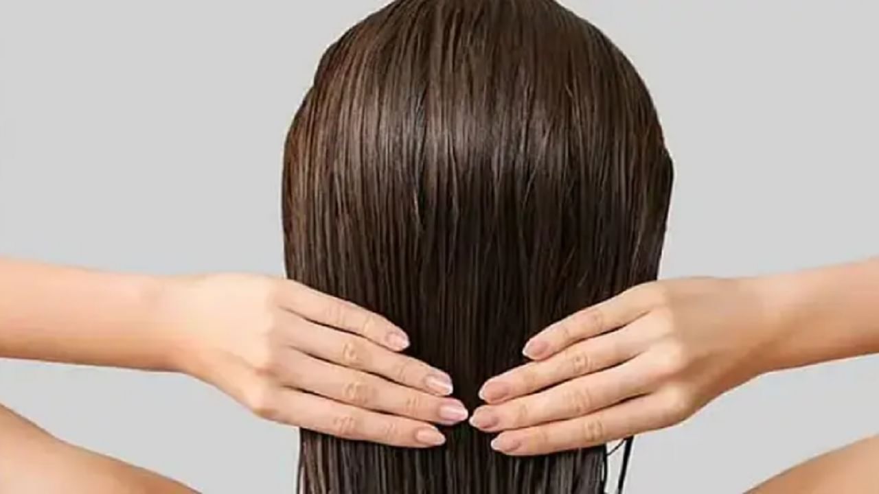 आवळ्याच्या रस आणि ग्रीन टीचे पाणी मिक्स करून केसांना लावणे देखील खूप फायदेशीर आहे. यामुळे केसांच्या समस्या दूर होण्यास मदत होते. (टीप : कोणत्याही उपचारांपूर्वी डॉक्टरांचा सल्ला अवश्य घ्यावा.)