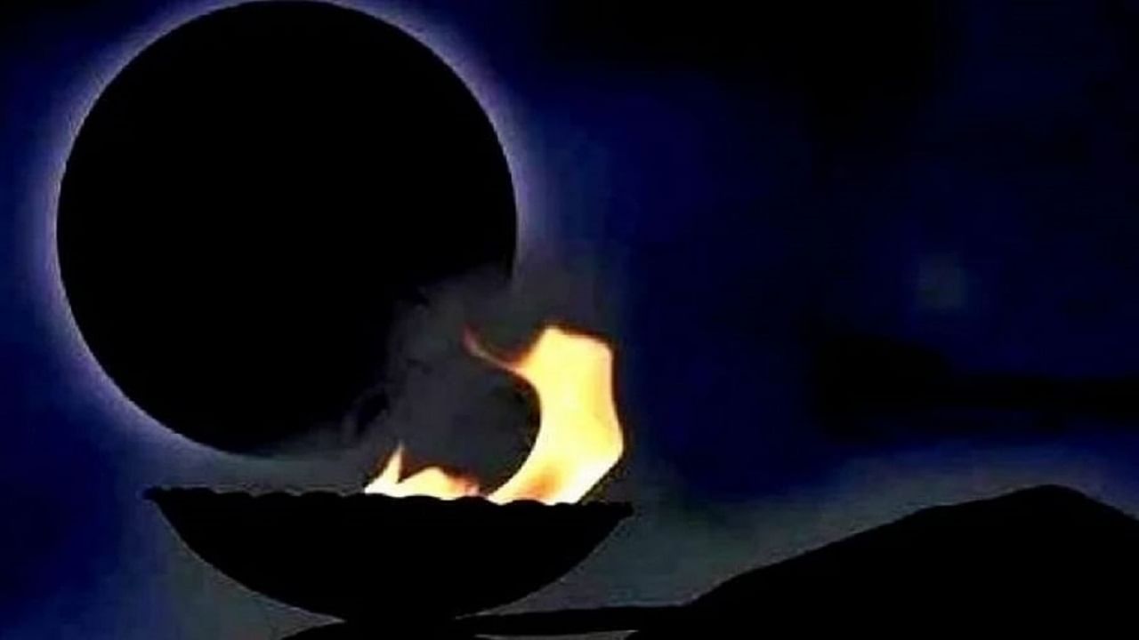 जर तुम्हाला पैशाची गरज असेल. तर शनैश्चरी अमावस्येच्या दिवशी वाहत्या पाण्यामध्ये 5 फुले आणि 5 जळते .दिवे टाका. यामुळे तुमच्याकडे पाण्याचा ओघ वाढेल.