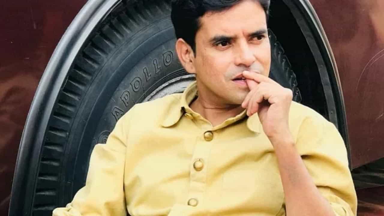 सुपरहिट वेब सीरीजमध्ये काम करणारा अभिनेता ब्रह्मा मिश्रा याच्या निधनाची बातमी नुकतीच समोर आली. पोलिसांनी दिलेल्या माहितीनुसार, 29 नोव्हेंबर रोजी त्याच्या छातीत अचानक दुखू लागले. त्यानंतर डॉक्टरांकडून औषध घेऊन तो घरी परतला. दरम्यान, त्याला हृदयविकाराचा झटका आला आणि वयाच्या 32 व्या वर्षी त्याचे निधन झाले. तीन दिवसांपासून त्याचा मृतदेह बाथरूममध्ये पडून होता, शेजाऱ्यांना घरातून दुर्गंधी येऊ लागली, त्यानंतर पोलिसांना फोन करून माहिती देण्यात आली. बरं, मृत्यूनंतर एखाद्या कलाकाराचा मृतदेह कुजत राहण्याची ही पहिलीच घटना नाही. या आधीही अनेक कलाकारांवर असा मृत्यू ओढवला आहे.