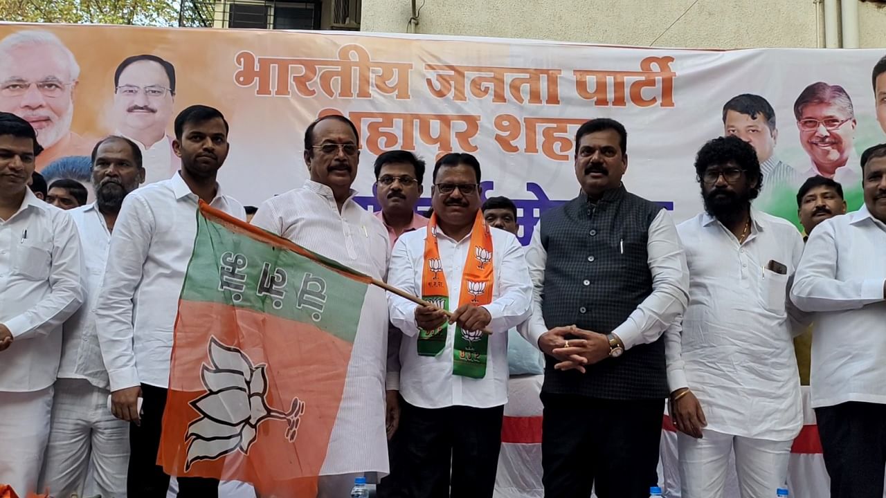 ठाण्यातील शहापूरमध्ये दोन दिवसात शिवसेनेला दुसरा धक्का, नगरसेवकांसह कार्यकर्त्यांचा भाजपमध्ये प्रवेश ठाण्यातील शहापूरमध्ये दोन दिवसात शिवसेनेला दुसरा धक्का, नगरसेवकांसह कार्यकर्त्यांचा भाजपमध्ये प्रवेश