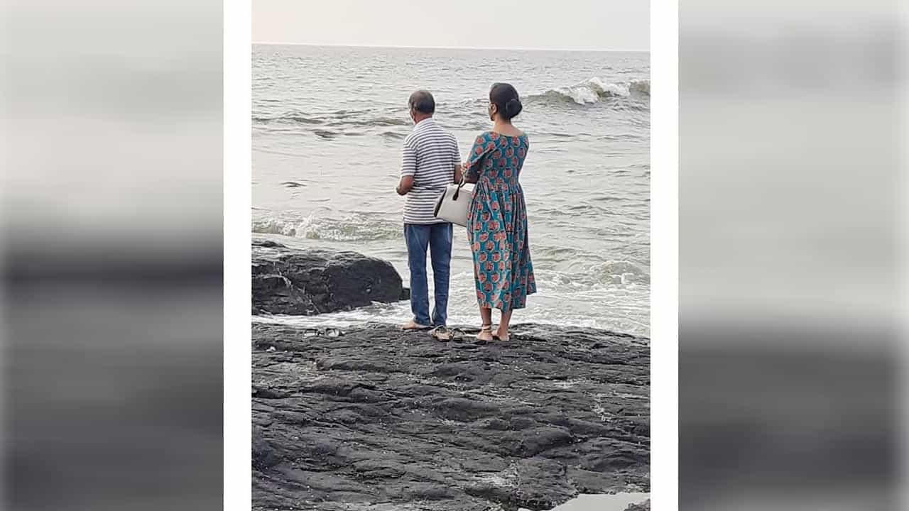 मराठी मालिका आणि चित्रपटातील प्रसिध्द अभिनेत्री सायली संजीव हिच्या वडिलांचं निधन झालं आहे. सायलीनेच ही दु:खद बातमी सोशल मीडियावरुन चाहत्यांना दिली. सायलीच्या वडिलांचं 30 नोव्हेंबर रोजी निधन झालं आहे. ते 63 वर्षांचे होते.