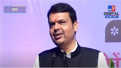 अरे निर्लज्जांनो लाज वाटली पाहिजे, सावरकरांच्या मुद्द्यावरुन फडणवीसांचा शिवसेनेवर हल्ला