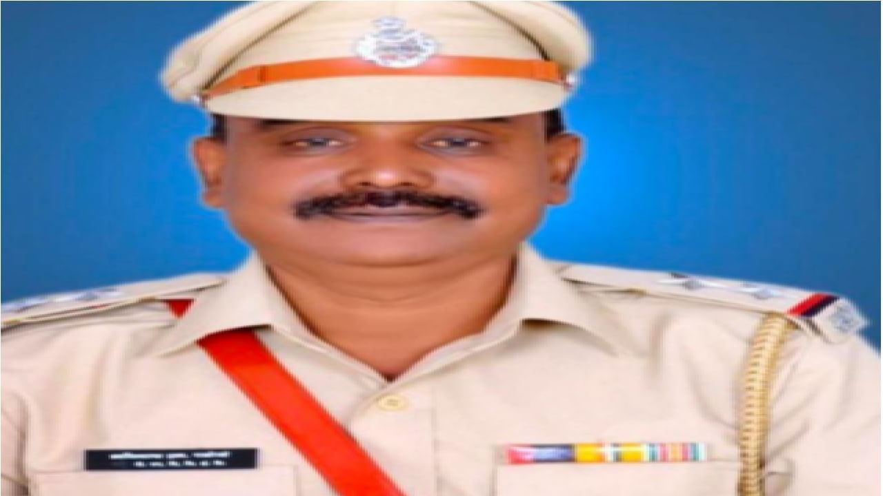 भरधाव वेगात गाडी, अचानक समोर बिबट्या आला अन् चंद्रपुरात पोलीस उपनिरीक्षकाचा मृत्यू भरधाव वेगात गाडी, अचानक समोर बिबट्या आला अन् चंद्रपुरात पोलीस उपनिरीक्षकाचा मृत्यू