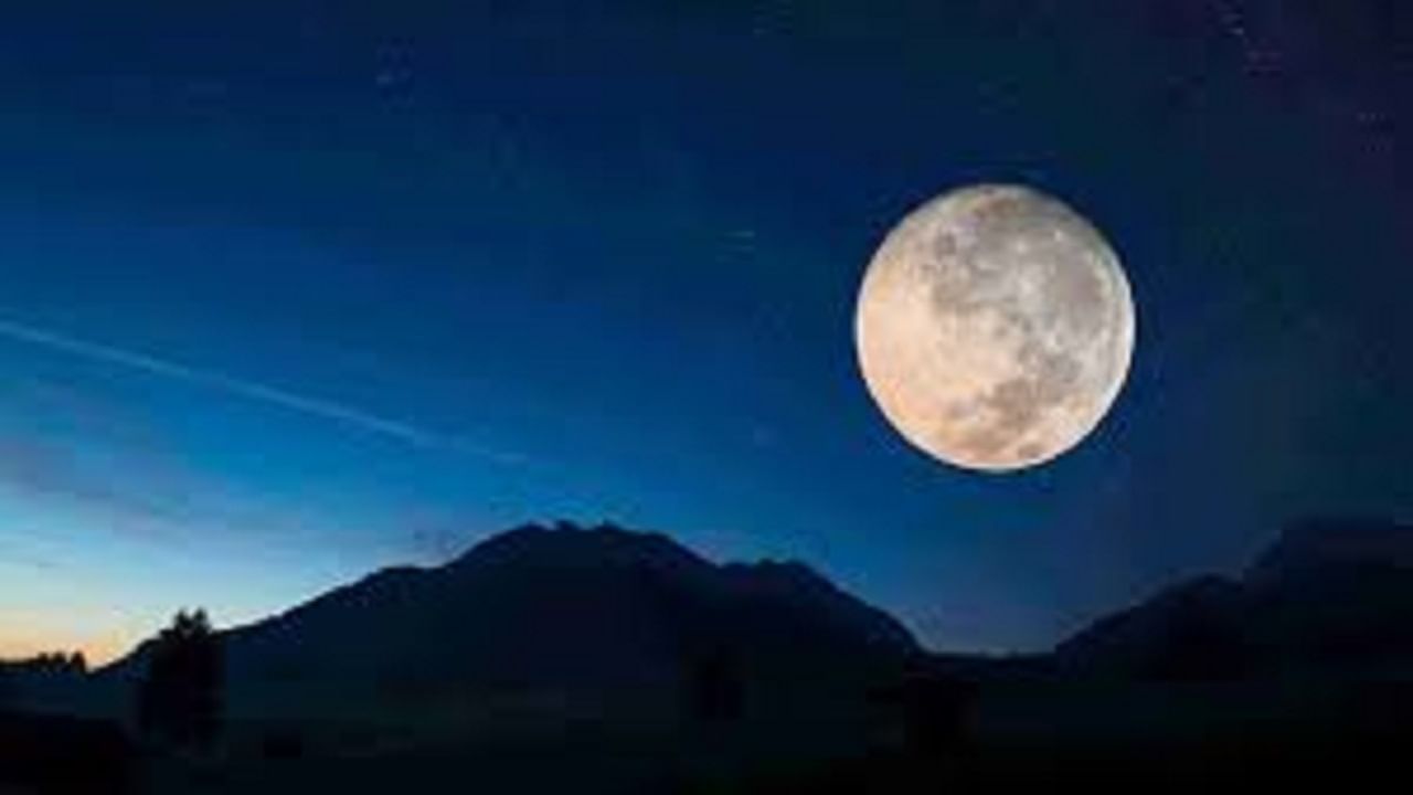 हिंदू ग्रंथानुसार, चंद्रदर्शन शुभ मानले जाते कारण ते पवित्रता, आनंद आणि बुद्धीचे प्रतीक आहे. तसेच, चंद्र हा नवग्रहातील महत्त्वाचा ग्रह असल्याने पृथ्वीवरील जीवनावर त्याचा परिणाम होतो.पुराणात चंद्रदेव यांचा विवाह २७ नक्षत्रांशी झाला आहे, त्याच प्रमाणे चंद्र बुद्ध किंवा बुध ग्रहाचा पिता मानला जातो. 
