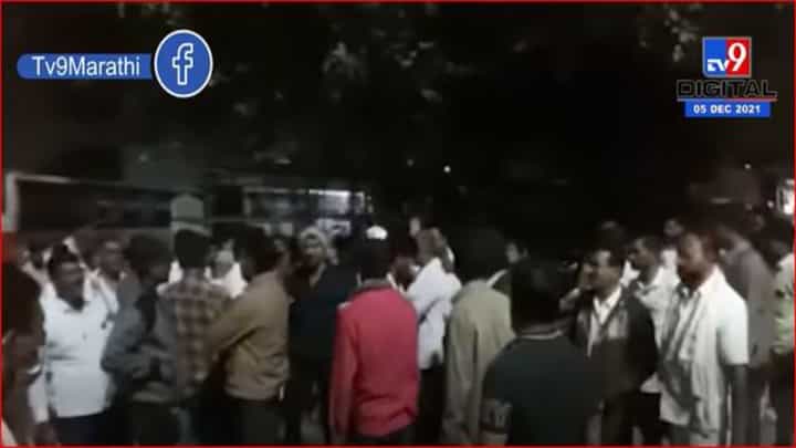 बीडमध्ये आगार प्रशासनाकडून आंदोलन उधळून लावण्याचा प्रयत्न; महिला कर्मचाऱ्यांना आश्रू अनावर बीडमध्ये आगार प्रशासनाकडून आंदोलन उधळून लावण्याचा प्रयत्न; महिला कर्मचाऱ्यांना आश्रू अनावर