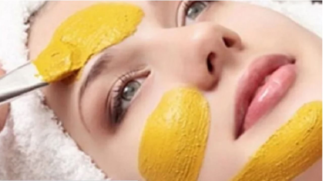 अर्धा चमचा मध, अंड्यातील पिवळा बलक मिक्स करून चांगली पेस्ट तयार करा. ही पेस्ट आपल्या संपूर्ण चेहऱ्यासह मानेला लावा. दहा मिनिटांनी थंड पाण्याने चेहरा धुवा. 