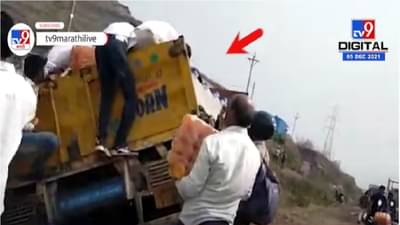 VIDEO | बाईकस्वाराला वाचवताना ट्रकला अपघात, पादचाऱ्यांकडून कोल्ड्रिंक्सची पळवापळवी