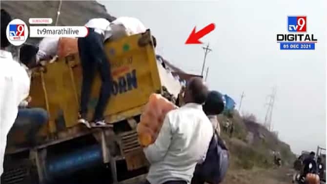 VIDEO | बाईकस्वाराला वाचवताना ट्रकला अपघात, पादचाऱ्यांकडून कोल्ड्रिंक्सची पळवापळवी
