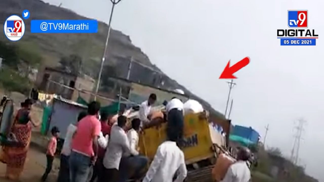 Aurangabad | औरंगाबादमध्ये कोल्ड्रिंक्सची वाहतूक करणाऱ्या ट्रकचा अपघात, नागरिकांनी पळवले बॉक्स