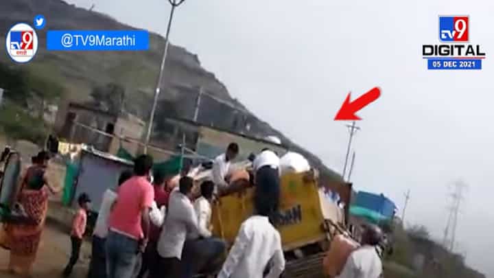 Aurangabad | औरंगाबादमध्ये कोल्ड्रिंक्सची वाहतूक करणाऱ्या ट्रकचा अपघात, नागरिकांनी पळवले बॉक्स Aurangabad | औरंगाबादमध्ये कोल्ड्रिंक्सची वाहतूक करणाऱ्या ट्रकचा अपघात, नागरिकांनी पळवले बॉक्स