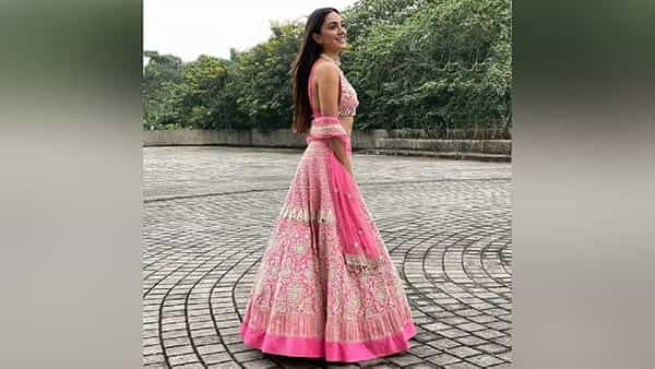 सध्या लग्न कार्याचे दिवस सुरू झाले आहेत. तुम्हाला सर्वकडे नवीन कपडे आणि फॅशनेबल ट्रेन्ड्स दिसत असतील. बॉलिवूड दिवा कियारा अडवाणीनेसुद्धा बॅकलेस गुलाबी लेहेंगा परिधान करुन इंटरनेटवर आग लावली. तिने गुलाबी रंगाचा, कियाराने बॅकलेस ब्लाउज आणि रास्पबेरी पिंक आणि क्रीम ऑर्गेन्झा लेहेंगा परिधान केला आहे.
