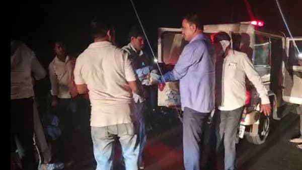 दत्तात्रय भरणेंची संवेदनशीलता, अपघातग्रस्तांच्या मदतीला धावले, जखमीला पाठवलं रुग्णालयात