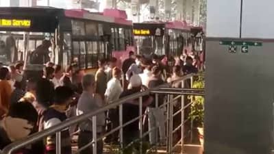 Nagpur Omicron | विमानानं शारजहावरून आले प्रवासी, मनपानं पाठविलं विलगीकरणात, आमदार निवासात करण्यात आली सोय