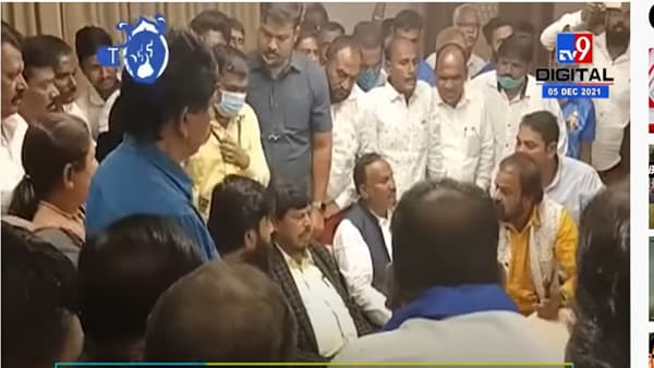 रामदास आठवले यांच्या समोरच आरपीआयच्या कार्यकर्त्यांमध्ये बाचाबाची