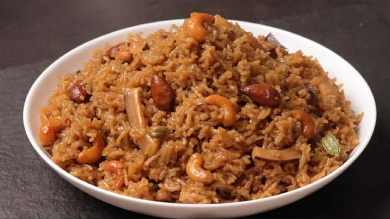 गुळाचा भात - गुळाचा भात ही एक स्वादिष्ट डिश आहे. ही रेसिपी तांदूळ, गूळ, लवंग आणि वेलची घालून बनवली जाते. तुम्ही ही डिश गरम दुधासोबत सर्व्ह करू शकता. 