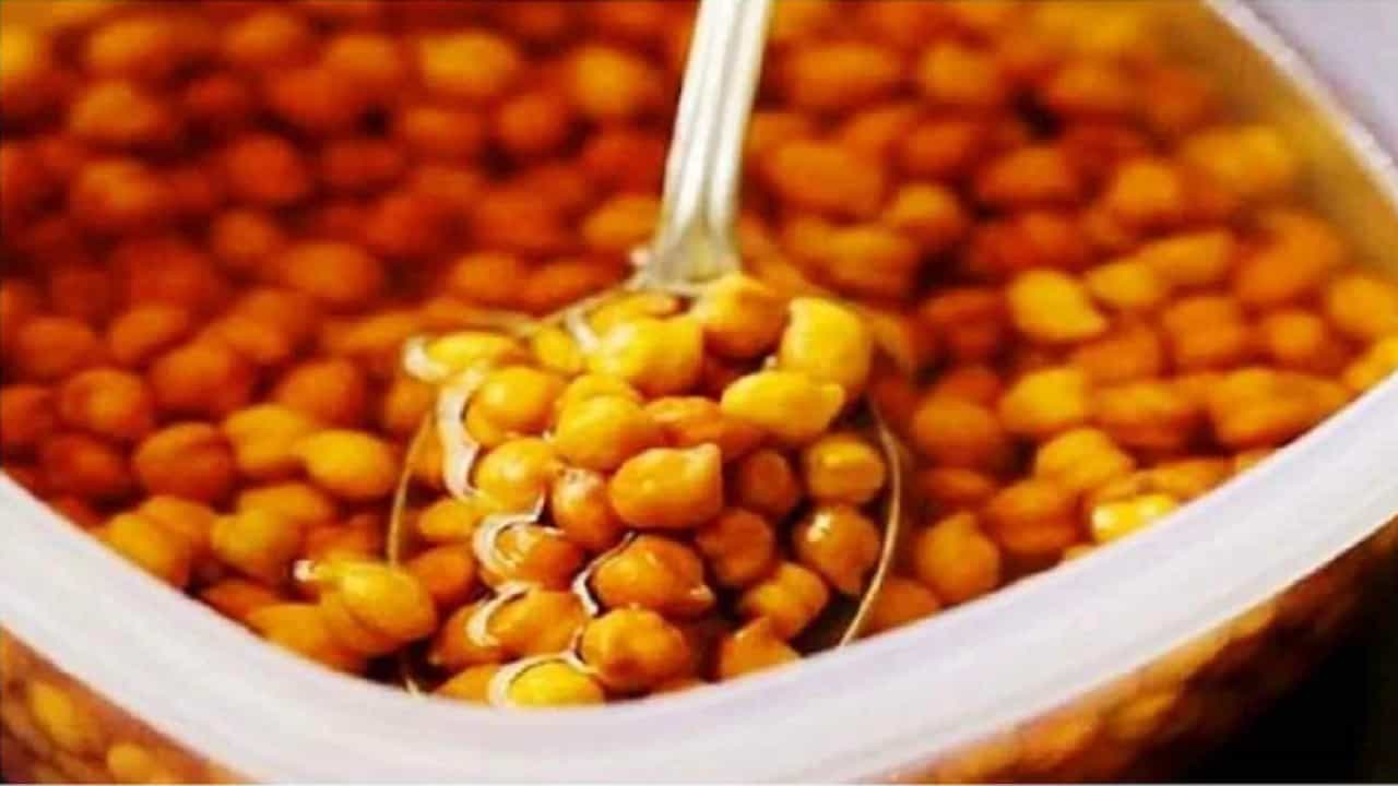 आपल्याला जर निरोगी जीवन जगायचे असेल तर आपल्या दररोजच्या आहारामध्ये भिजवलेल्या काळ्या चण्याचा समावेश करा. काळा चणा लोहाचा चांगला स्रोत आहे. ते आपल्या आरोग्याला अनेक प्रकारे फायदेशीर आहे. रात्री चणे भिजवा आणि सकाळी कच्चे खा.