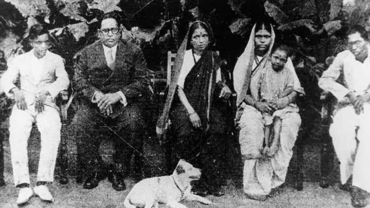 डॉ. बाबासाहेब आंबेडकर मुंबईतील 'राजगृह' या निवासस्थानी राहायला गेले तेव्हा काढलेला हा फोटो. यामध्ये डॉ. बाबासाहेब आंबेडकर, पत्नी रमाबाई आंबेडकर, वहिनी लक्ष्मीबाई, भाचा मुकुंदराव आणि त्यांचा पाळीव कुत्रा टॉबी.