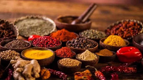 हळदीमध्ये कर्क्यूमिन असते. जे एक अँटिऑक्सिडेंट आहे. हळद हृदयाच्या समस्या, जळजळ कमी करण्यास आणि रोगप्रतिकारक शक्ती वाढवण्यास मदत करते.