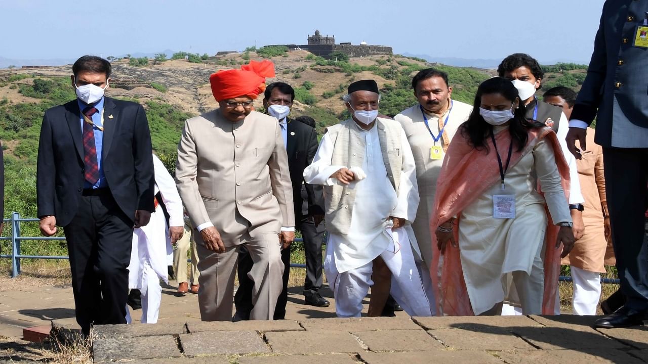  रायगडावरील छत्रपती शिवाजी महाराजांच्या समाधीचं दर्शन घेतल्यानंतर जगदीश्वर मंदिर, होळीचा माळ, राज सदर या भागांना राष्ट्रपतींनी भेट दिली. रायगड भेटीचं संपूर्ण श्रेय हे खासदार संभाजी छत्रपती यांचं असल्याचं त्यांनी सांगितलं. राज्यपाल भगतसिंह कोश्यारी, खासदार संभाजी छत्रपती, राज्यमंत्री आदिती तटकरे यावेळी उपस्थित होत्या.