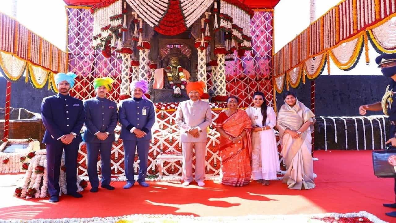 राष्ट्रपती रामनाथ कोविंद (President Ramnath Kovind ) यांनी सोमवारी छत्रपती शिवाजी महाराजांच्या (Chh. Shivaji Maharaj) यांच्या रायगडावरील समाधीला अभिवादन केलं. यावेळी राष्ट्रपतींच्या पत्नी सविता कोविंद उपस्थित होत्या.