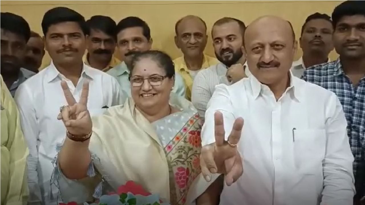 सांगली जिल्हा बँकेच्या उपाध्यक्षपदी पहिल्यांदाच महिलेची वर्णी, माजी मुख्यमंत्र्यांच्या नातसुनेला बहुमान सांगली जिल्हा बँकेच्या उपाध्यक्षपदी पहिल्यांदाच महिलेची वर्णी, माजी मुख्यमंत्र्यांच्या नातसुनेला बहुमान
